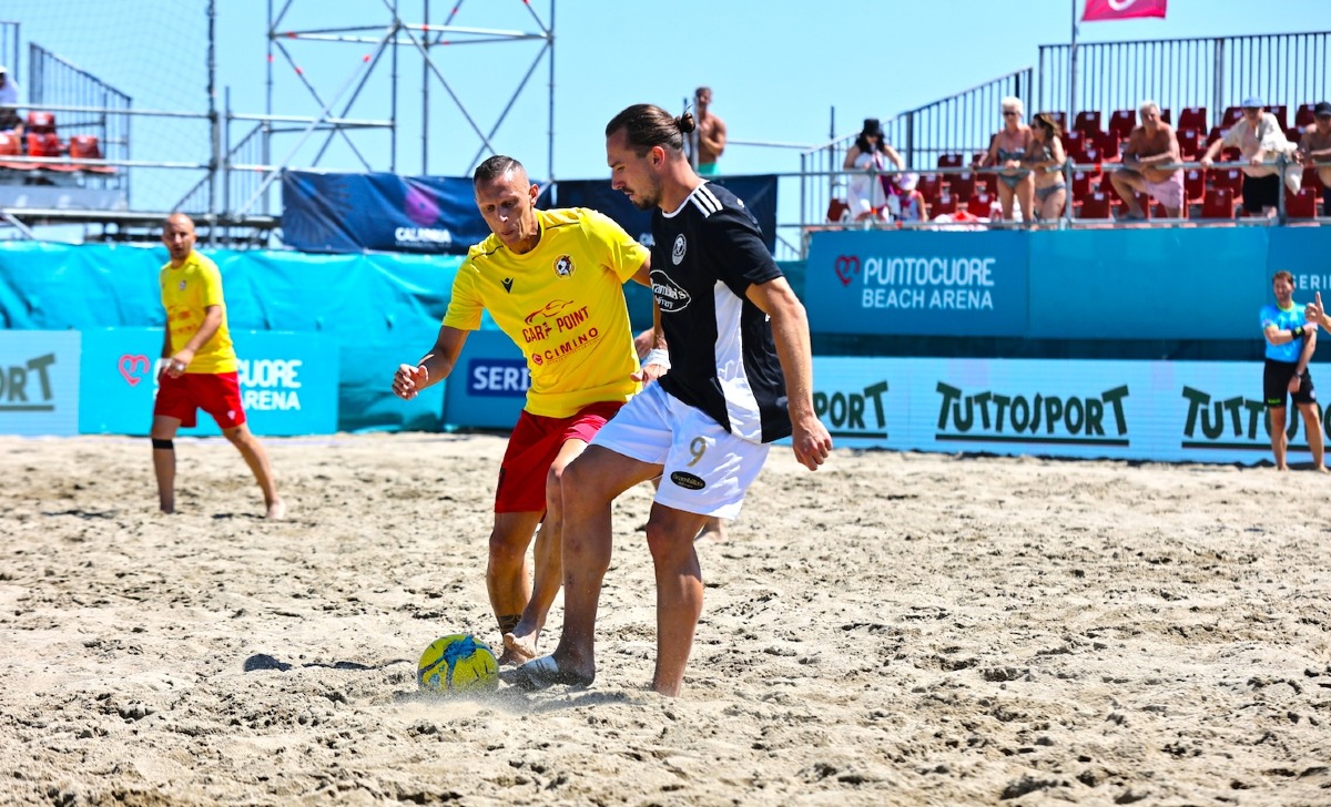 Beach Soccer a Cirò Marina - Serie B: in finale Gladiators batte per 4-2 il club Massimo Palanca - 