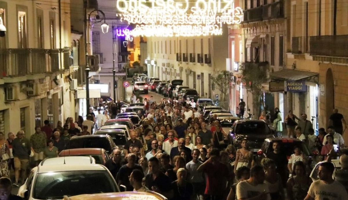 Passeggiata sotto le stelle tra i vicoli del centro storico di Crotone - 