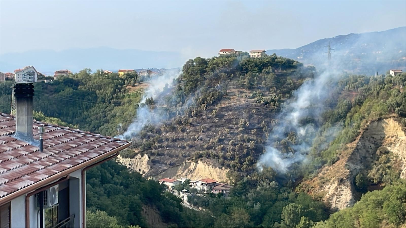 Zumpano - Vasto incendio in località Rovella: fiamme domate grazie al pronto intervento di Vigili del Fuoco -