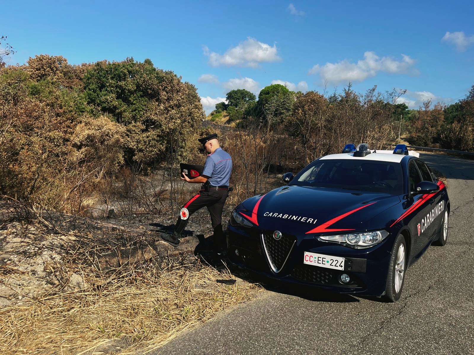 San Floro - Appicca incendio in area boschiva: arrestato in flagranza bracciante 35enne - 
