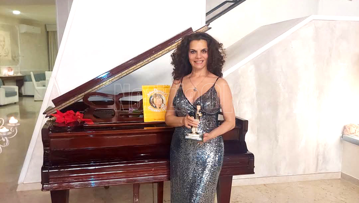 Luisa Olivo riceve un riconoscimento in occasione del Premio "Talao...in Versi" - 