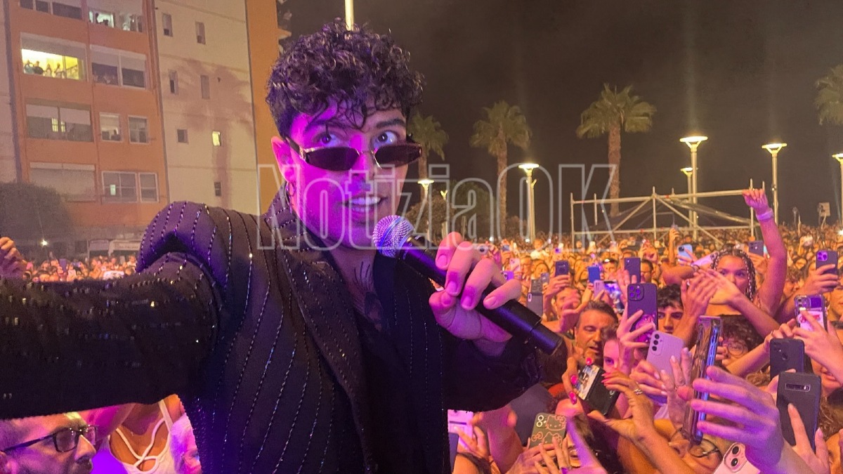 (VIDEO) Un mare di fan per i The Kolors, Crotone canta sotto le stelle insieme a Stash - 