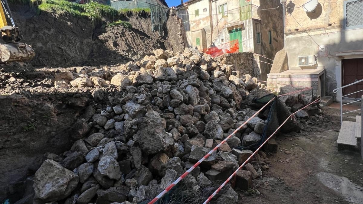 Corigliano-Rossano, muro crollato a San Biagio: Protezione Civile pronta a intervenire d’urgenza - 