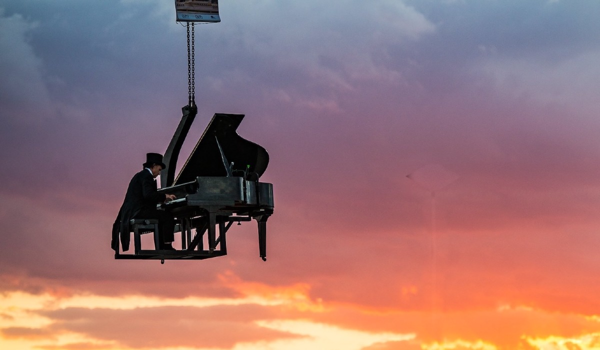 Il “pianista fuori posto” a Sangineto per un concerto sospeso tra musica e solidarietà -