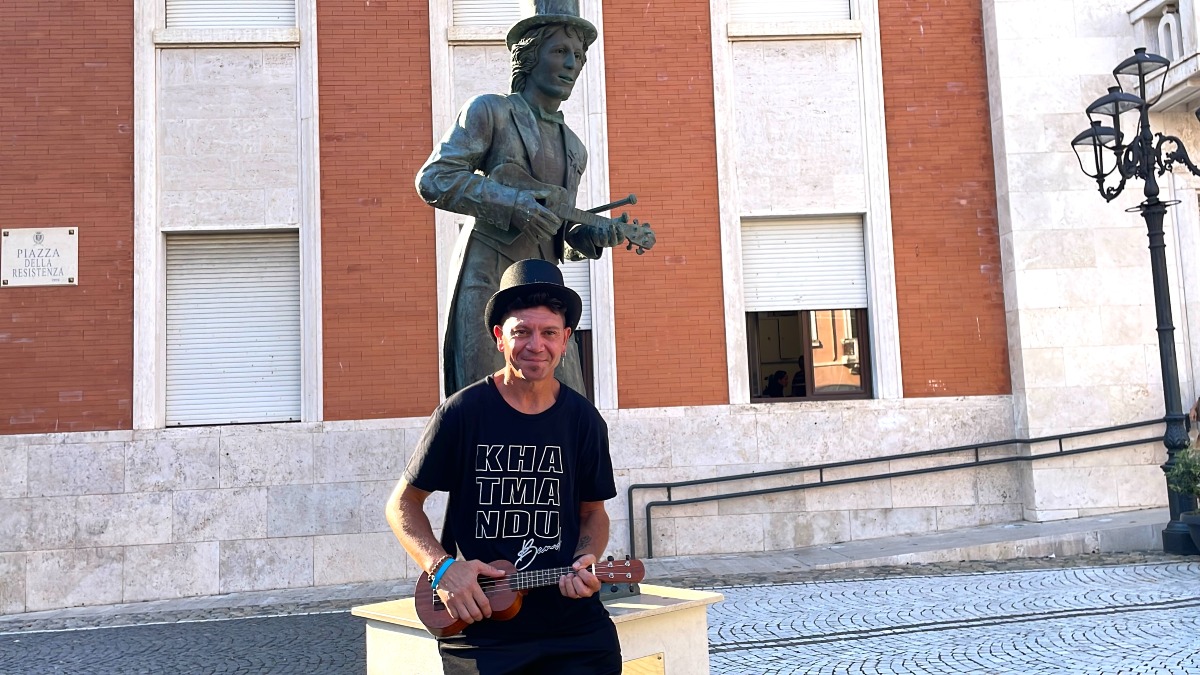 Il pellegrinaggio dei fan di Rino Gaetano: Crotone scopre il micro-turismo musicale - 
