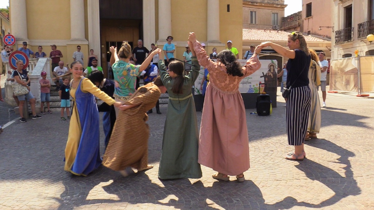 (VIDEO) Spade e danze: Crotone accoglie 2.600 crocieristi tedeschi nel cuore del centro storico - 