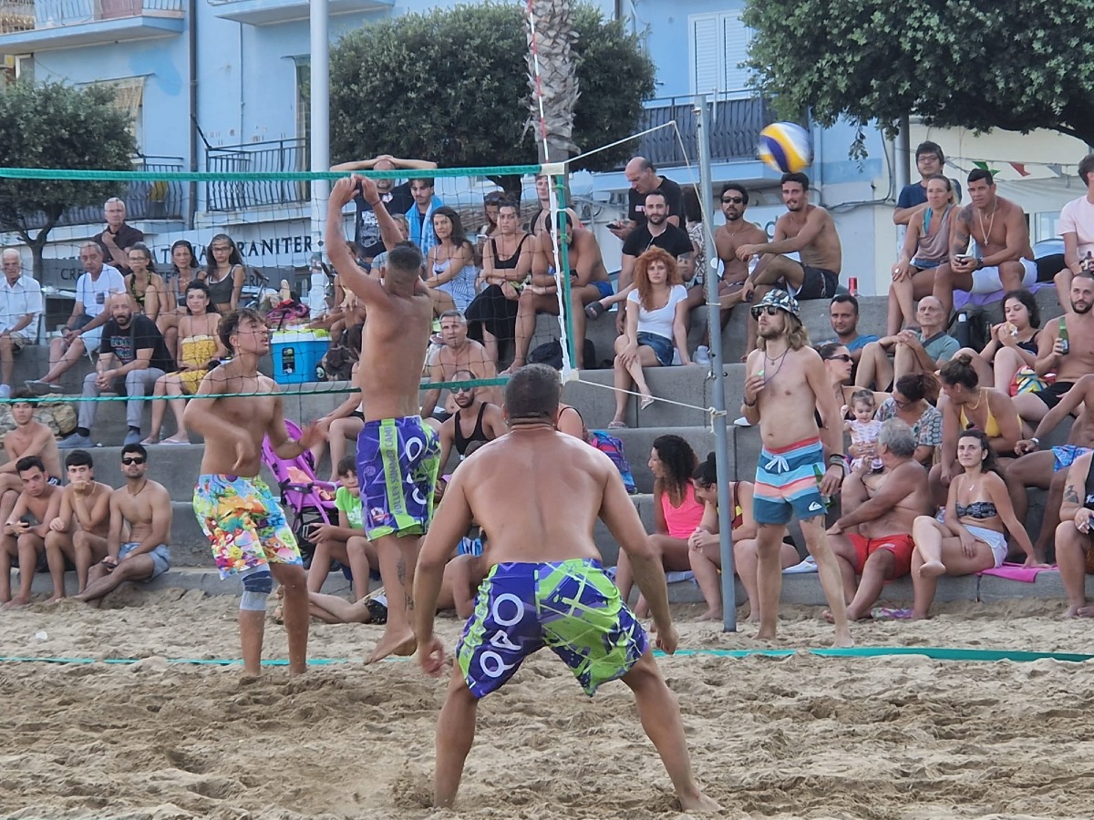 Tutto pronto per la quinta edizione de “I Gradoni”: il torneo di beach volley si sposta sotto le stelle - 