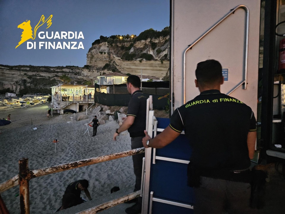 Blitz della Finanza sulla Costa degli Dei: sequestrati stabilimenti balneari abusivi - 