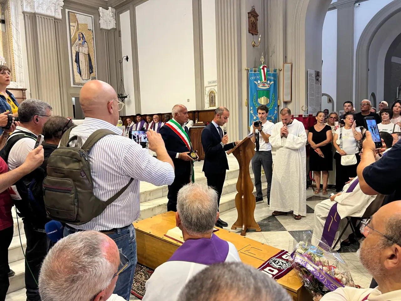 Cosenza saluta Padre Fedele tra cori, sciarpe e il sigillo della città - 