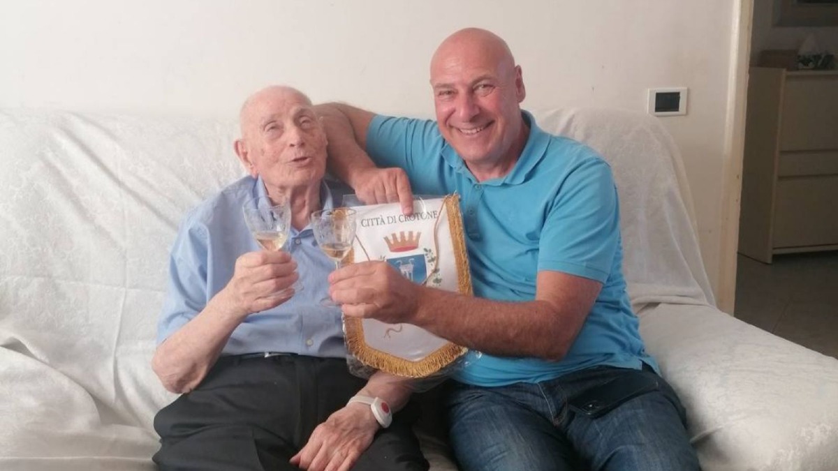 Crotone celebra i 100 anni di Nonno Giuseppe Rossitti - 