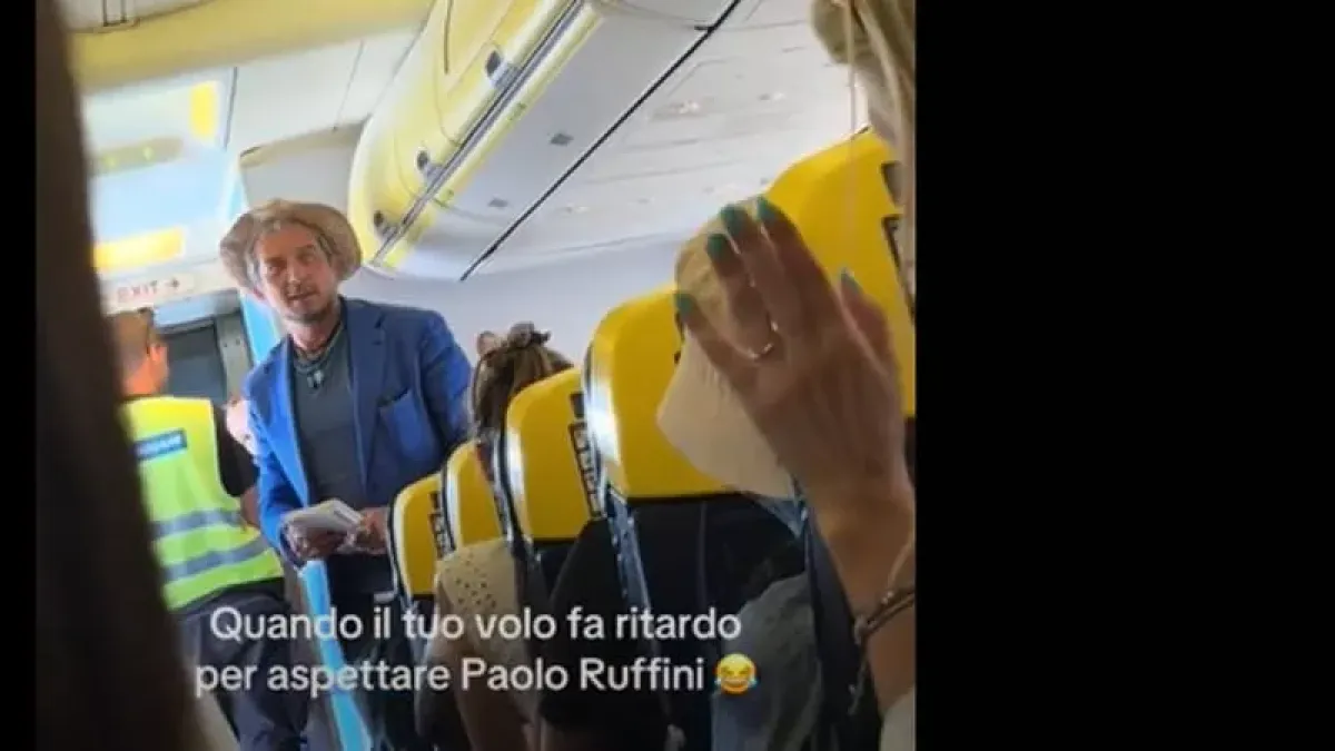 Paolo Ruffini fa ritardare il volo a Crotone: “Scusate ragazzi”, il video diventa virale -