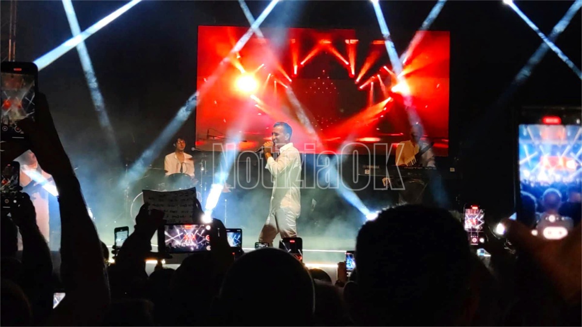 (Foto) Isola C.R. - Una festa della musica con Cecè Barretta nel concerto-evento di Piazza del Popolo - 
