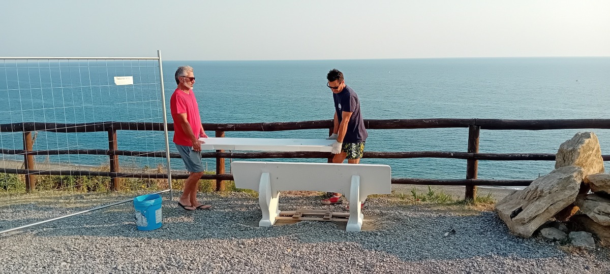 Cirò Marina, una panchina fronte mare in demoria di Dante Pascale -