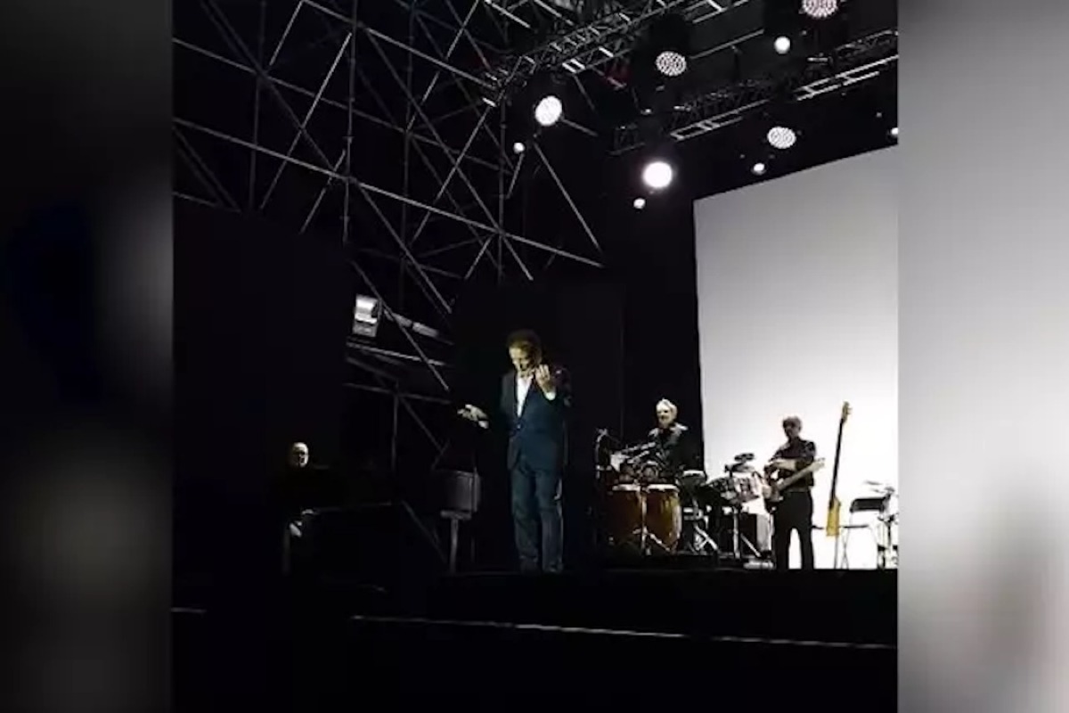 Cirò Marina - Massimo Ranieri commosso sul palco: l’annuncio della morte di Pippo Baudo -