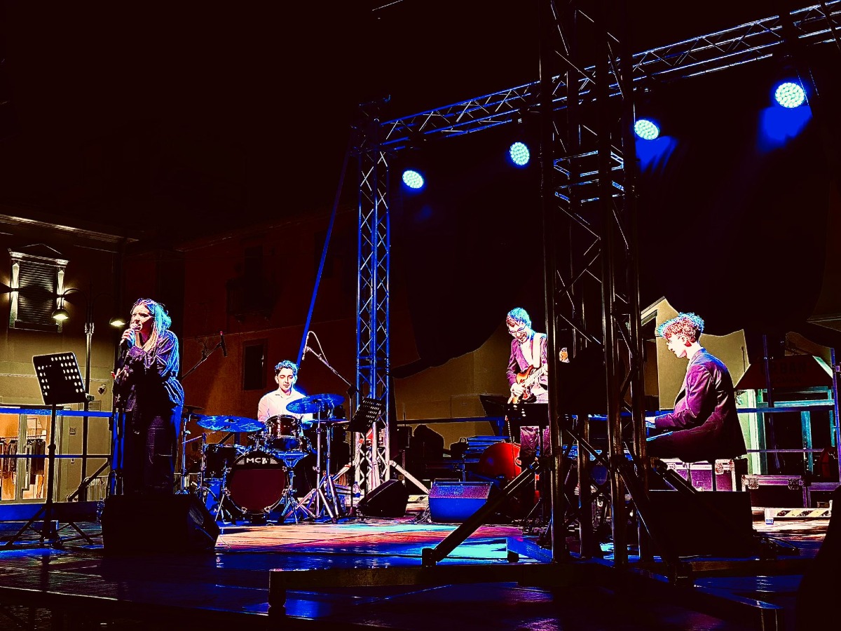 Catanzaro - “Dentro il confine” accende Piazza Dogana: due serate di musica, teatro e grande partecipazione -