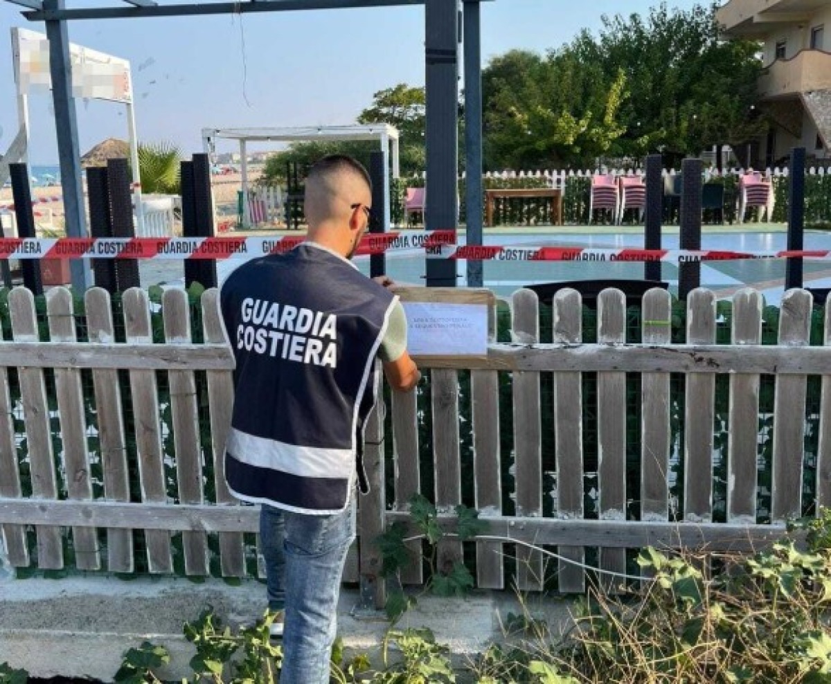 Controlli della Capitaneria di Porto - Guardia Costiera: sequestrati circa 800 metri quadrati di demanio marittimo a Strongoli - 