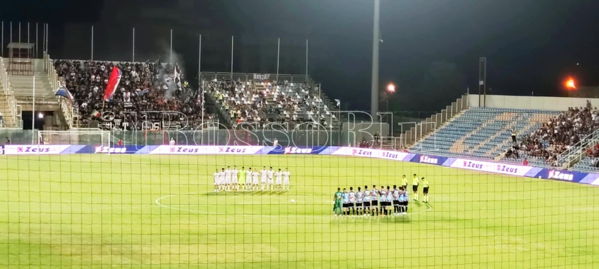 #CrotoneCatania 1-0 | Due squadre unite nel ricordo: minuto di raccoglimento osservato prima della gara - 
