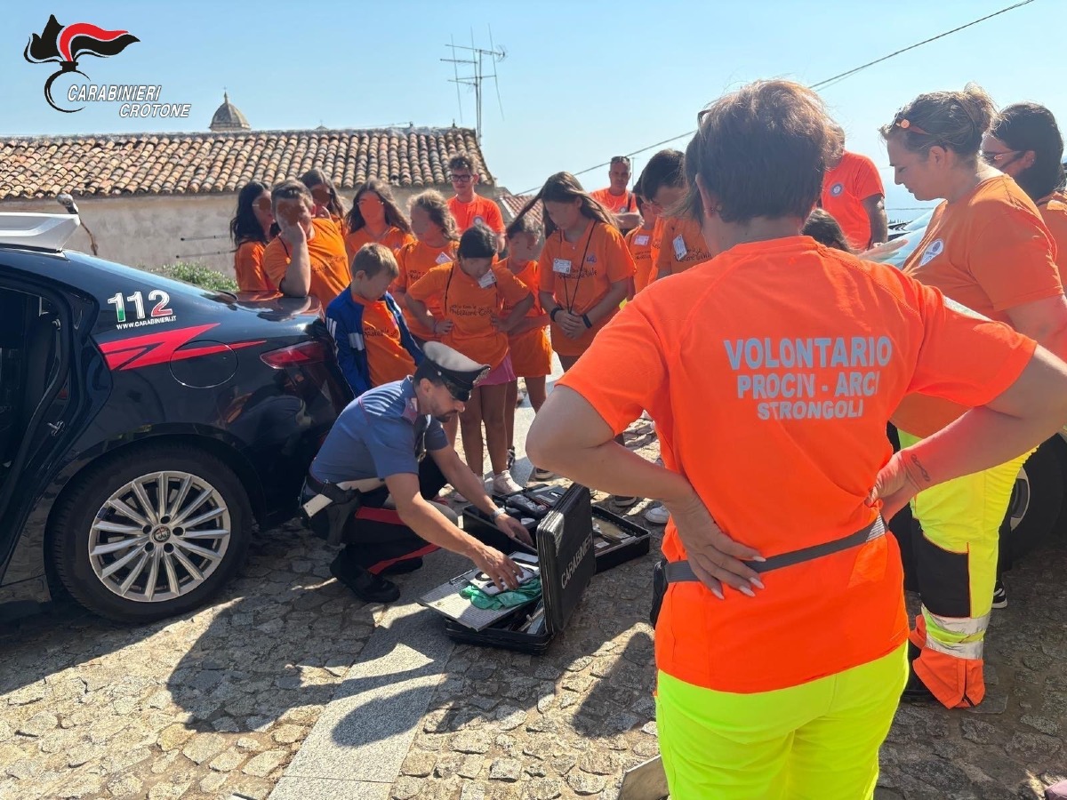 Caserma dei Carabinieri di Strongoli aperta ai giovani della Protezione Civile - 