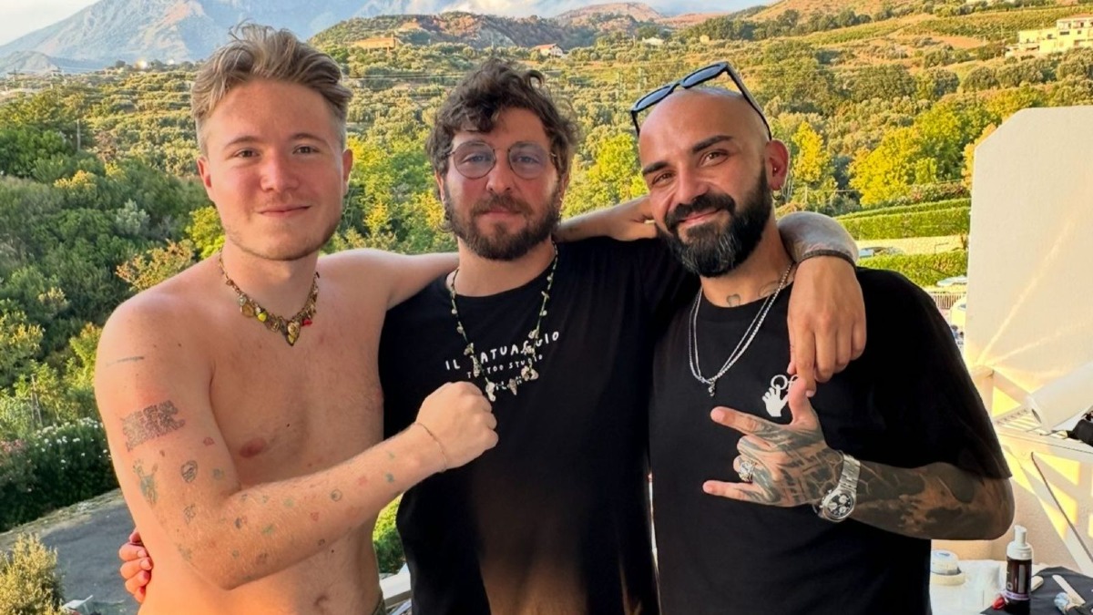 Alfa celebra il successo del nuovo album in Calabria con un tatuaggio speciale - 