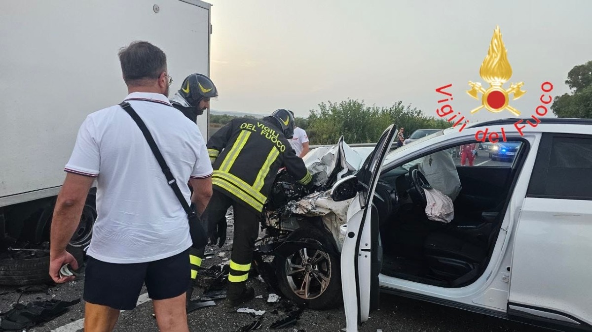 Crotone - Incidente sulla SS 106: quattro veicoli coinvolti, tre feriti - 