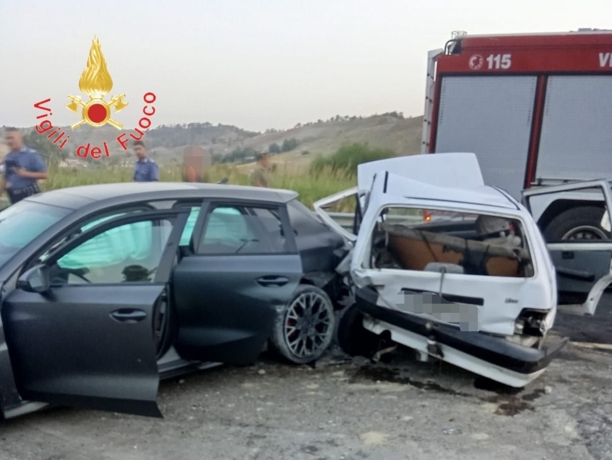 Catanzaro - Incidente all’alba su Viale Emilia: tre feriti, estratto un conducente incastrato - 