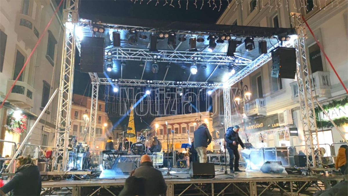 Crotone si prepara per il Natale 2025: ci sarà il concerto di Capodanno e una tensostruttura su via V. Veneto -