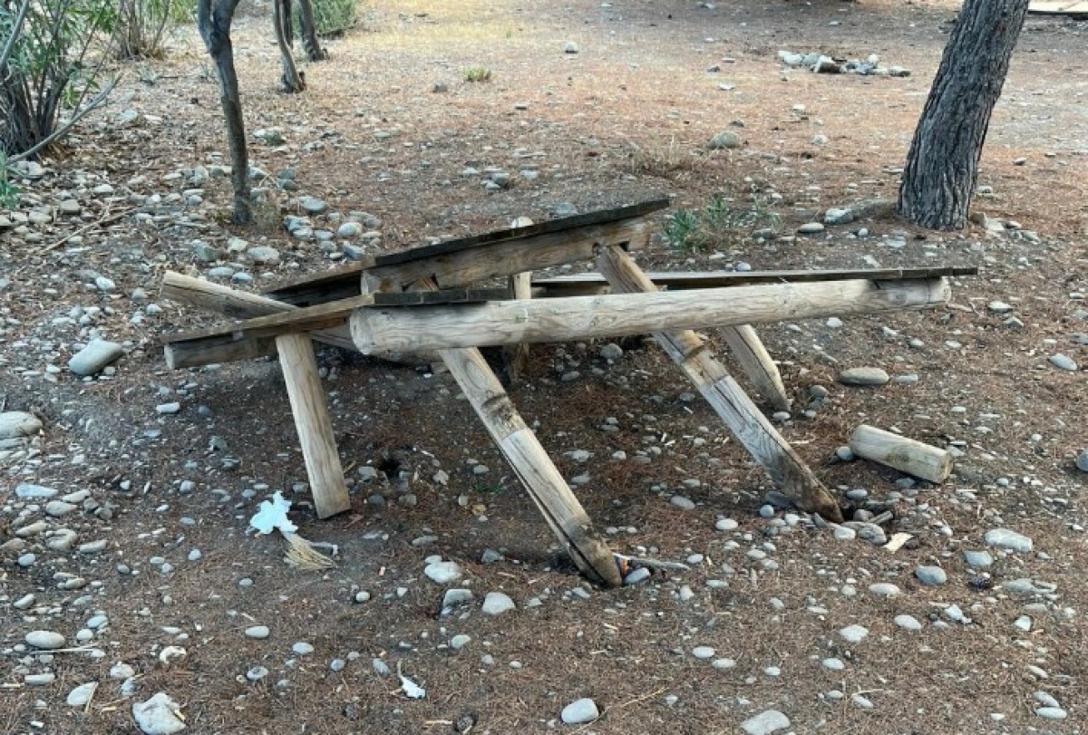 Vandalismo a Trebisacce: distrutti i tavoli realizzati dai giovani del Progetto di Reinserimento Sociale - 
