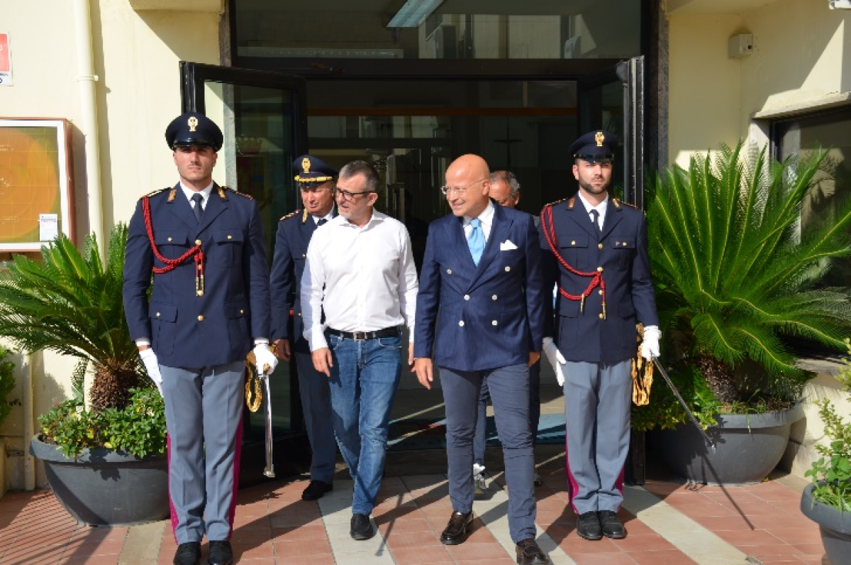 Crotone, il Sottosegretario al Ministero della Giustizia Delmastro Delle Vedove ricevuto dal Questore Panvino - 