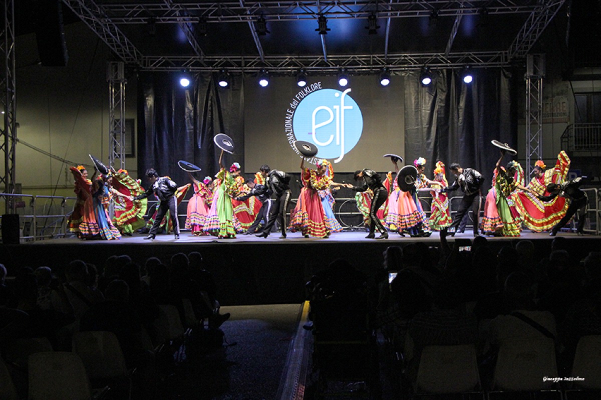 39 EIF Castrovillari: la magia del folklore di Armenia, Messico e Venezuela incanta il pubblico -