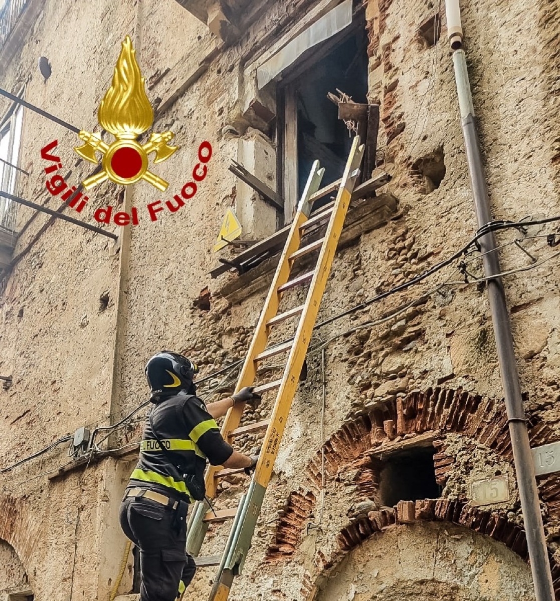 Cosenza - Crollano due solai in uno stabile del centro storico -