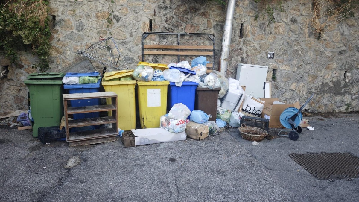 Catanzaro, raccolta differenziata dei rifiuti: in città c’è ancora chi non intende rispettare le regole -