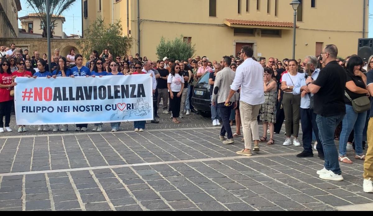 “Basta violenza, non ammirate i violenti”: a Isola l’ultimo saluto a Filippo Verterame -