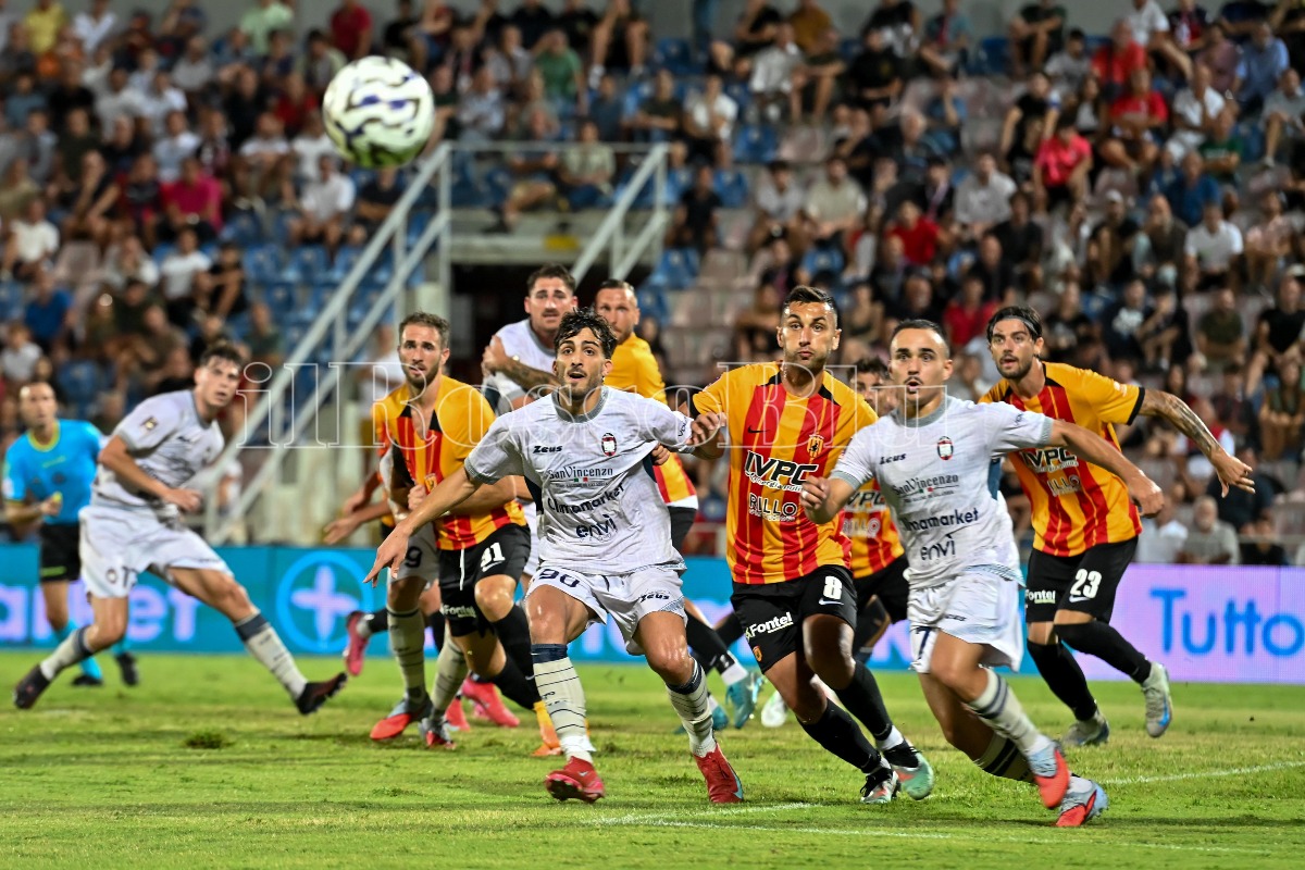 #CrotoneBenevento 1-2 | Falsa partenza rossoblù: Gomez non basta, vince l'ex Auteri - 