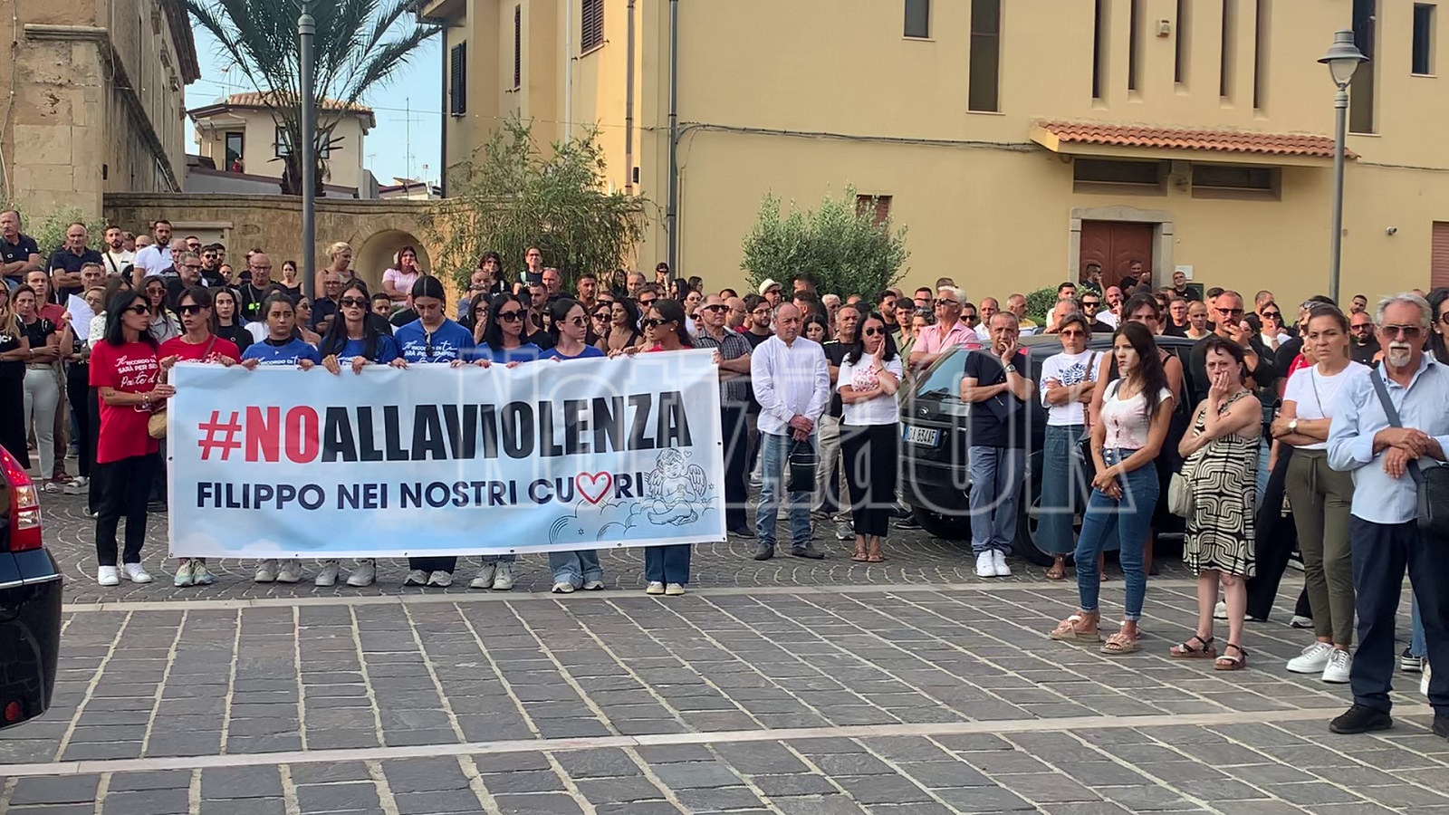 “Basta violenza, non ammirate i violenti”: a Isola l’ultimo saluto a Filippo Verterame - Funerale Filippo Verterame - Redazione