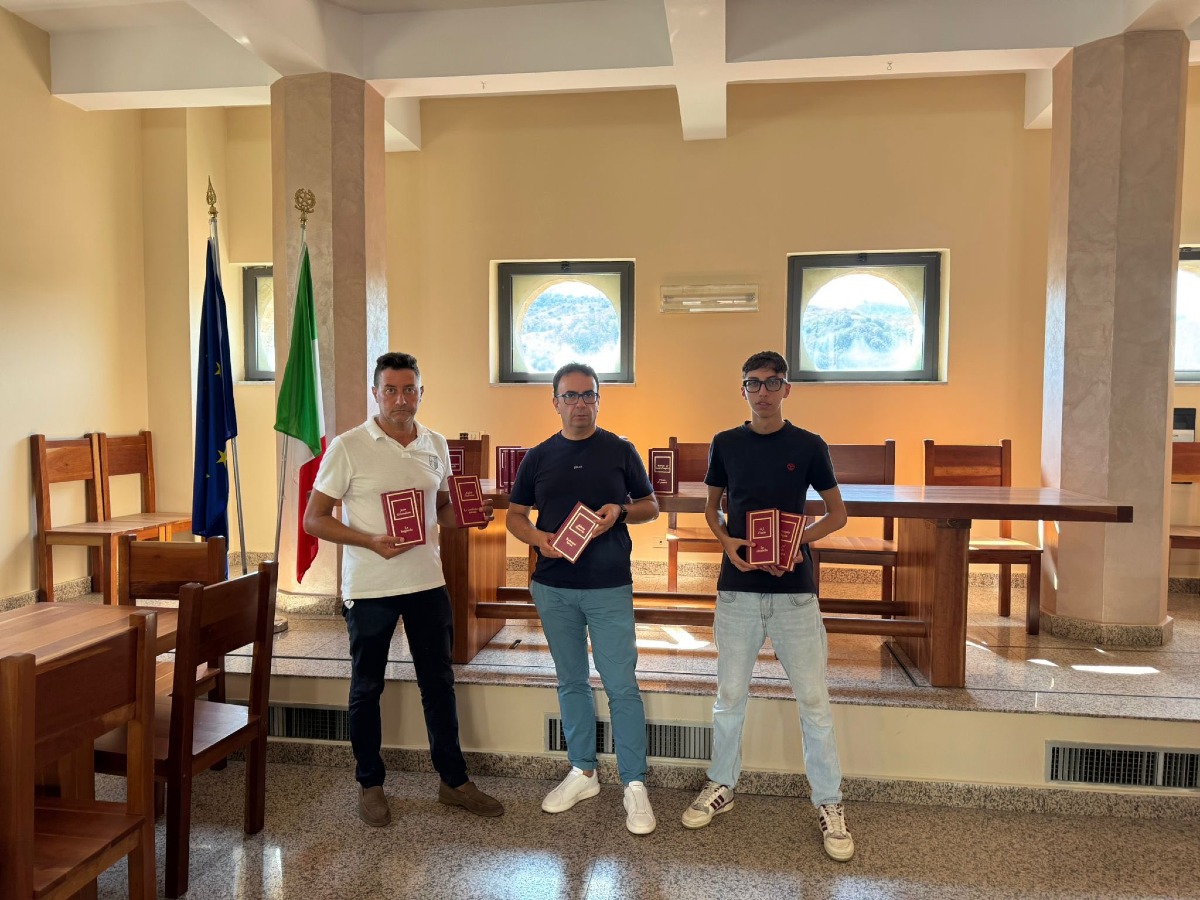 L’Associazione Calabrese di Roccabernarda dona al Comune un importante numero di libri -