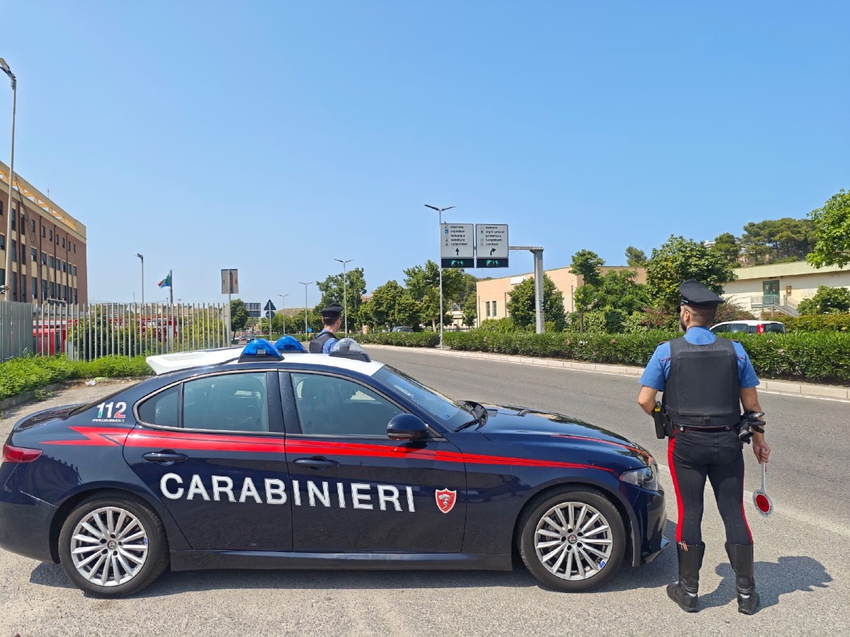 Aggredisce i carabinieri per sfuggire al controllo: arrestata donna a Crotone -