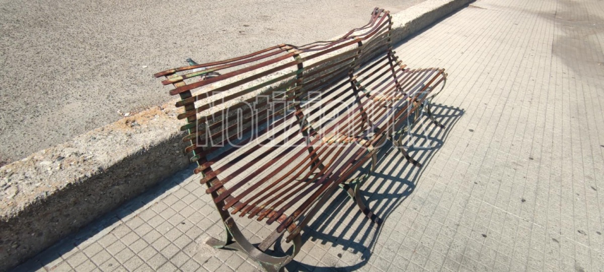 (Foto) Nei Quartieri di Crotone - Panchine deformate, è arrivato il tempo di un restyling -