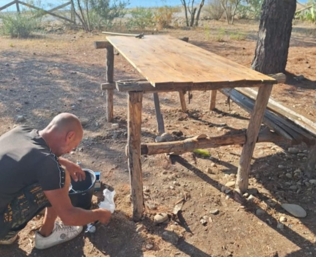 Trebisacce, ricostruiti i tavoli vandalizzati: i ragazzi dei progetti sociali ridanno vita alla zona -