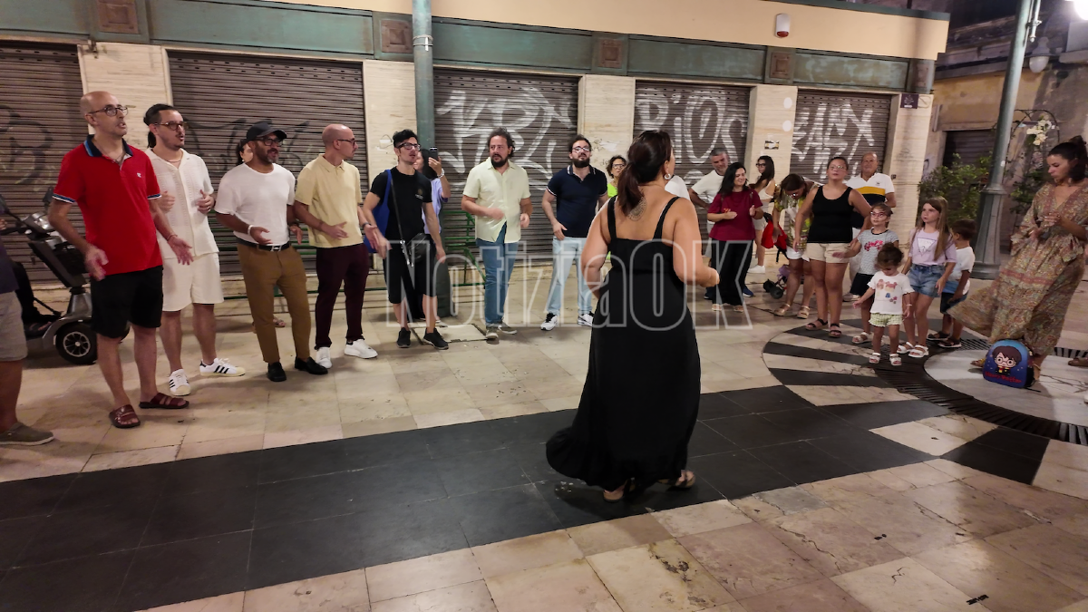 (VIDEO) Crotone canta insieme: il progetto Circle anima piazza Mercato - 