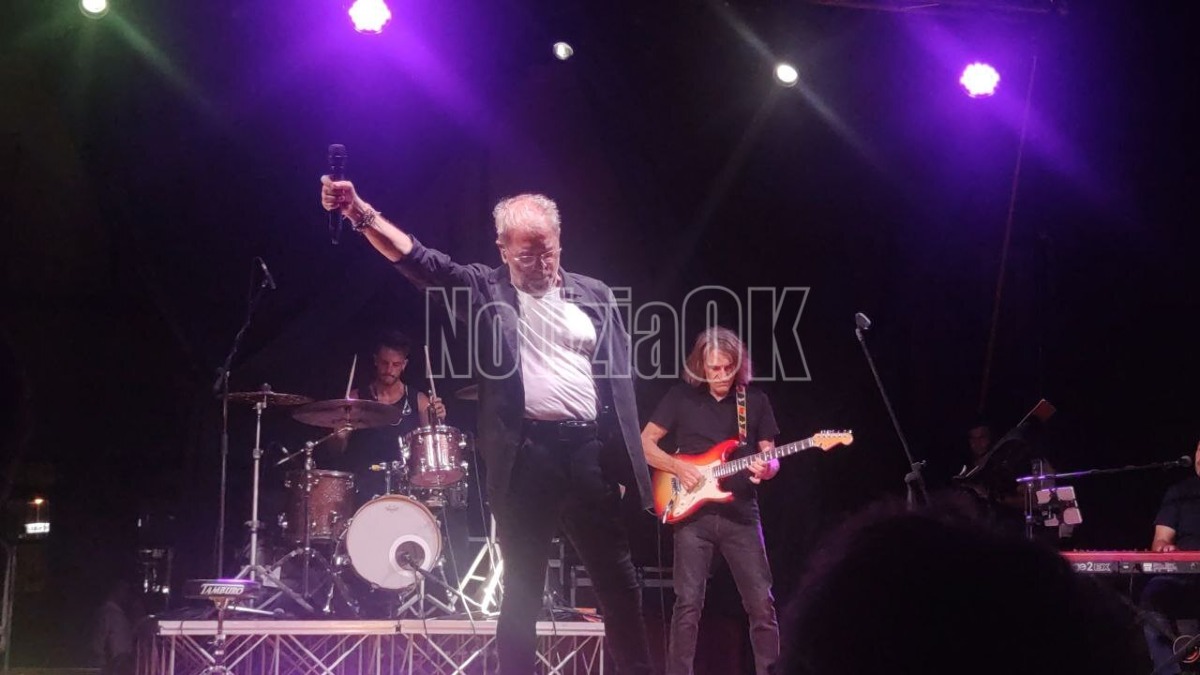 (Foto) Franco Simone emoziona Piazza del Popolo: musica, emozioni e ricordi a Isola di Capo Rizzuto -