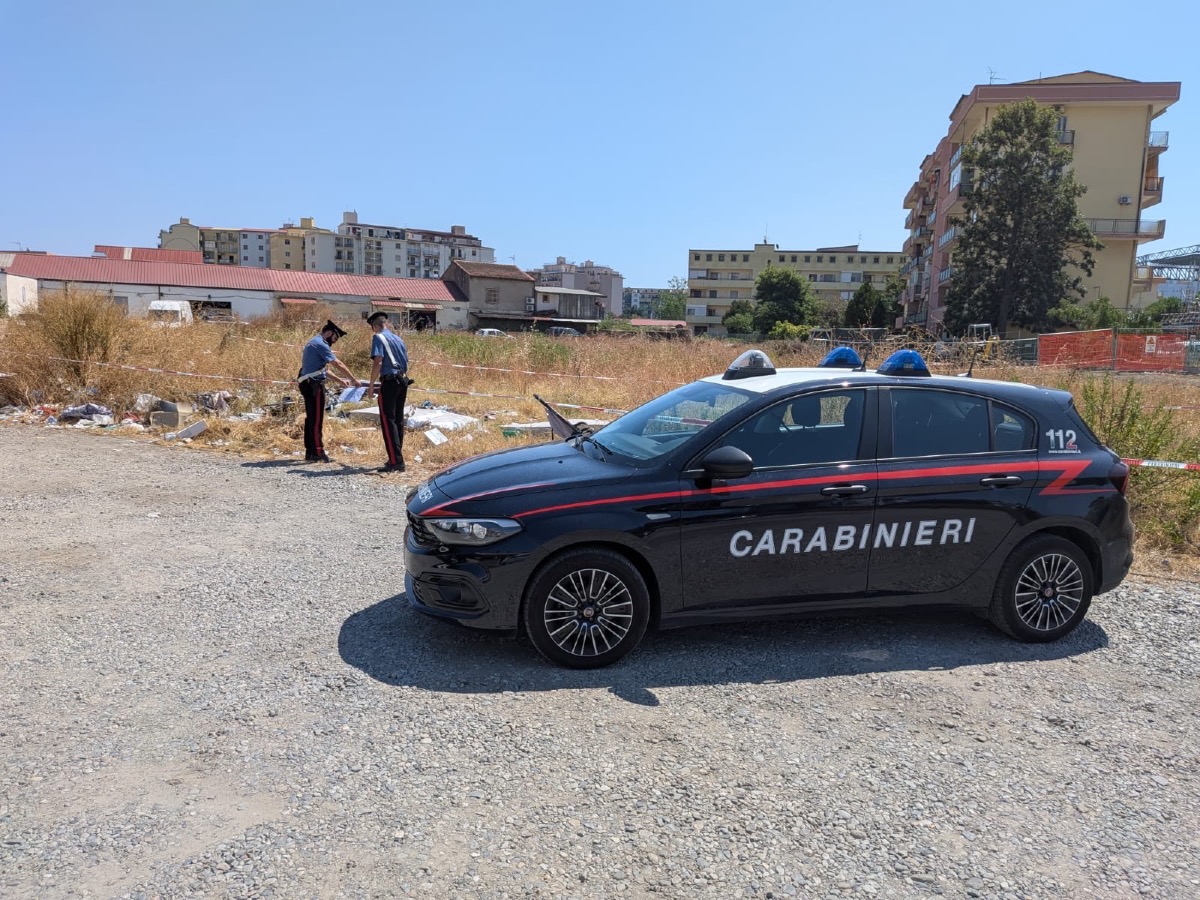 Rifiuti abbandonati in pieno centro a Crotone: scatta il sequestro -