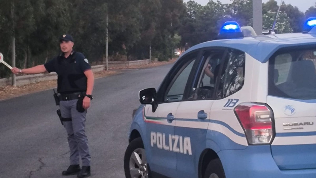 Crotone, raffica di controlli della Polizia a Isola Capo Rizzuto e Le Castella -