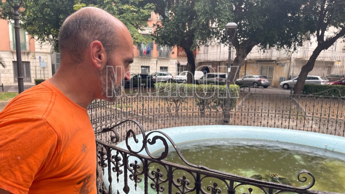 Crotone, piazza Umberto I trasformata in uno stagno: pesci e tartarughe prigionieri nella vasca abbandonata -