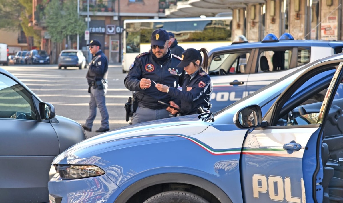 Cosenza, rafforzati i controlli della Polizia sull’immigrazione clandestina: 18 espulsioni e rimpatri -