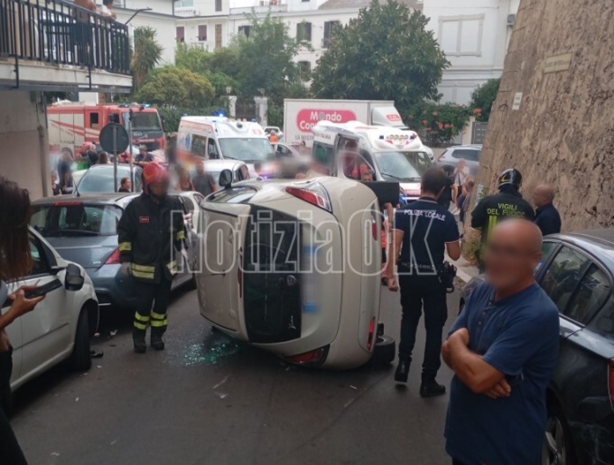 Crotone, auto si ribalta lungo via Interna San Leonardo -