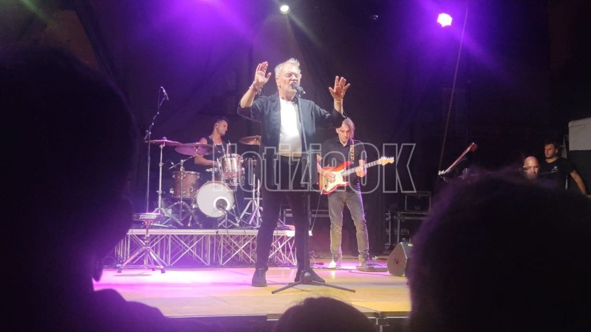 (VIDEO) Franco Simone incanta il pubblico: emozioni senza tempo in piazza con “Tentazione” -