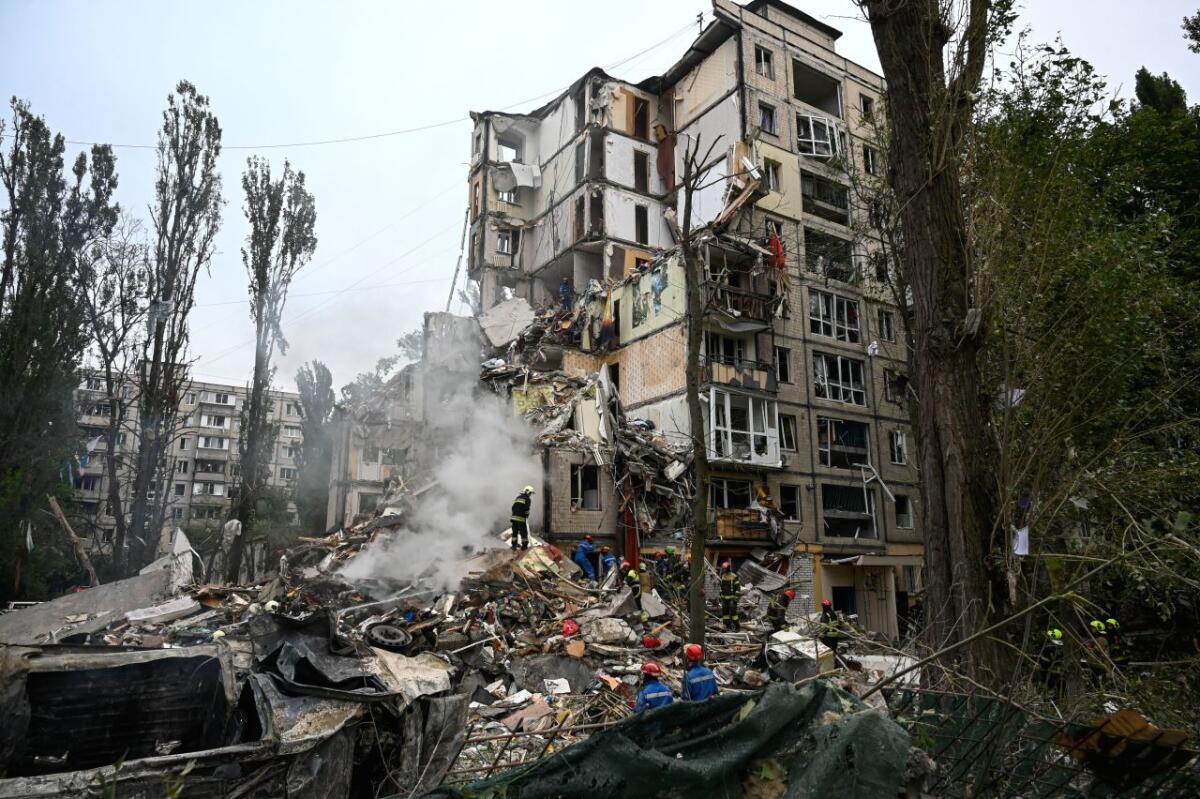 Nella notte altro raid russo su Kiev, Zelensky “Almeno 8 morti” -