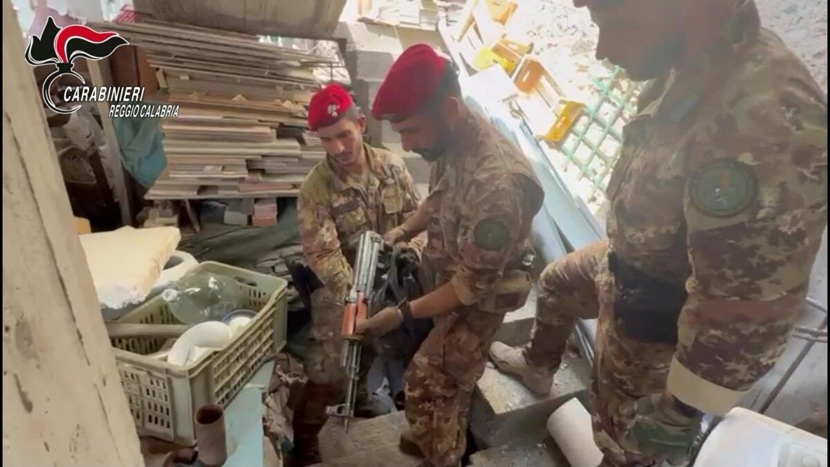‘Ndrangheta, scoperto un Kalashnikov nascosto nel Reggino -