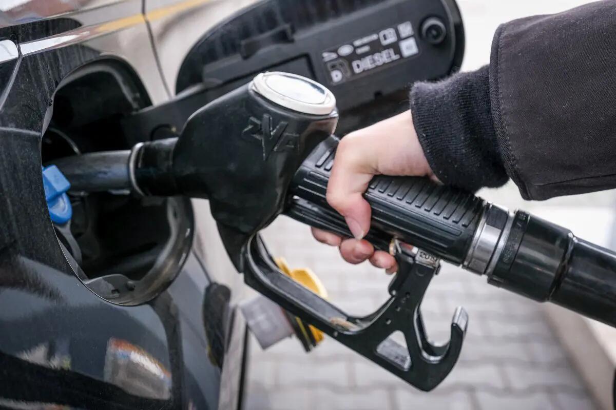 Carburanti, Mimit “Prezzi ai minimi dall’estate 2021” -