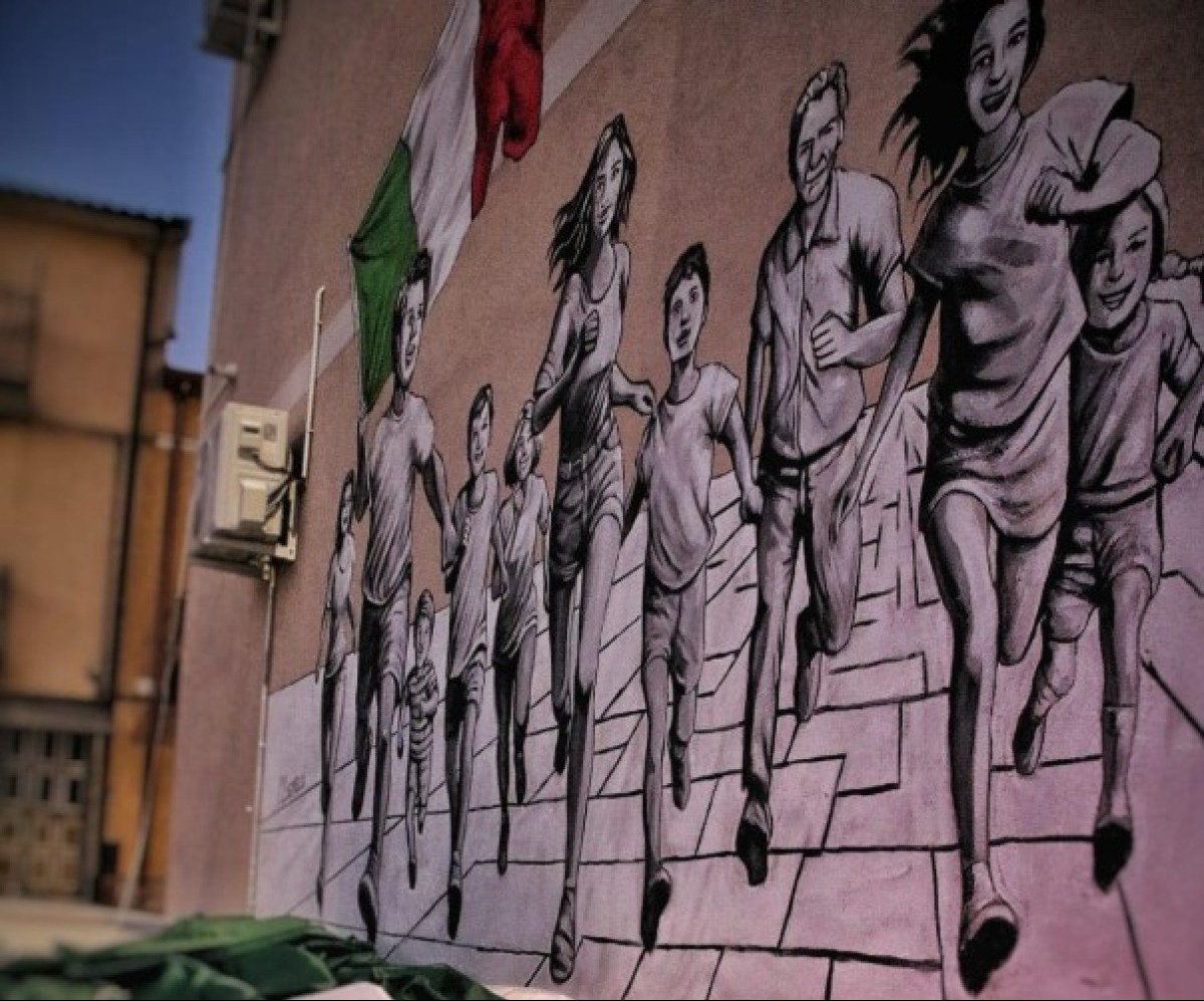 Cerenzia, restituita alla comunità la nuova Piazza Domenico Fazio: svelato anche il murales di Maurizio Gemelli -